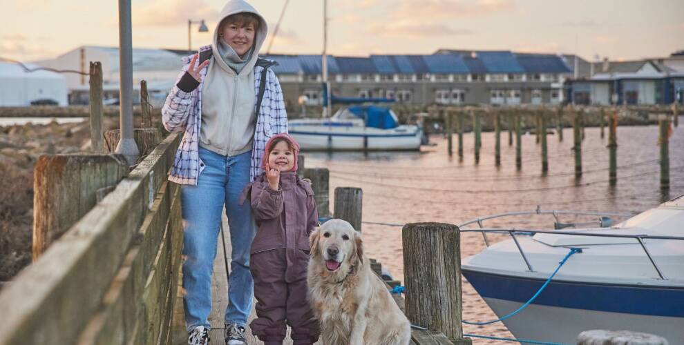 Familie mit Kind und Hund in Dänemark