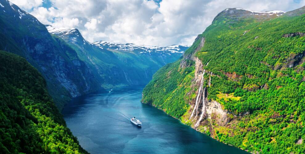 Aussicht auf den Sunnylvsfjord und die berühmten Sieben-Schwestern-Wasserfälle