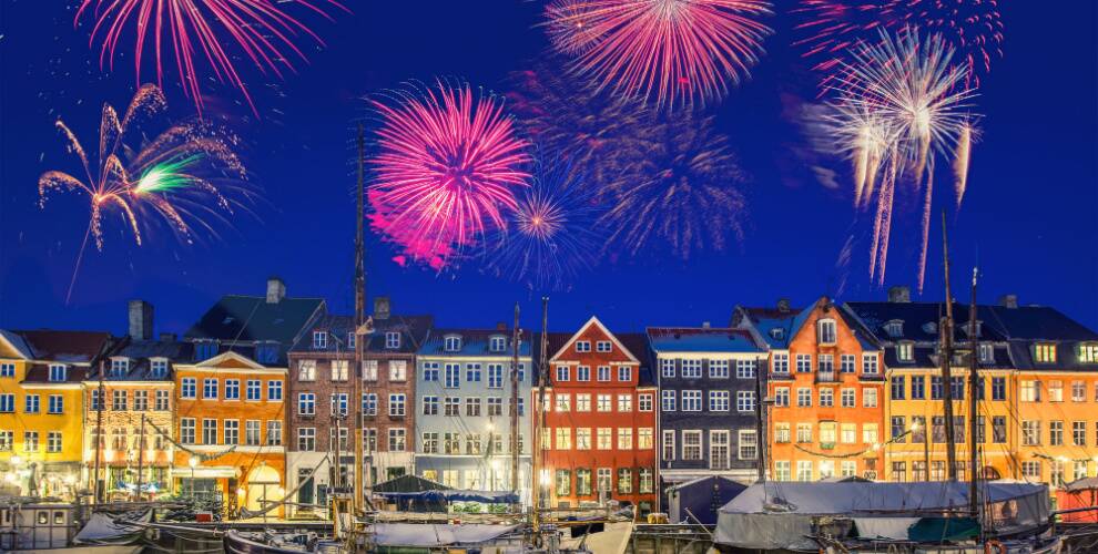 Häuser in Kopenhagen, Dänemark mit Feuerwerk zu Silvester