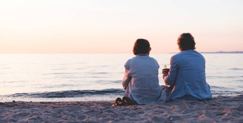 Paar bei Sonnenuntergang am Strand