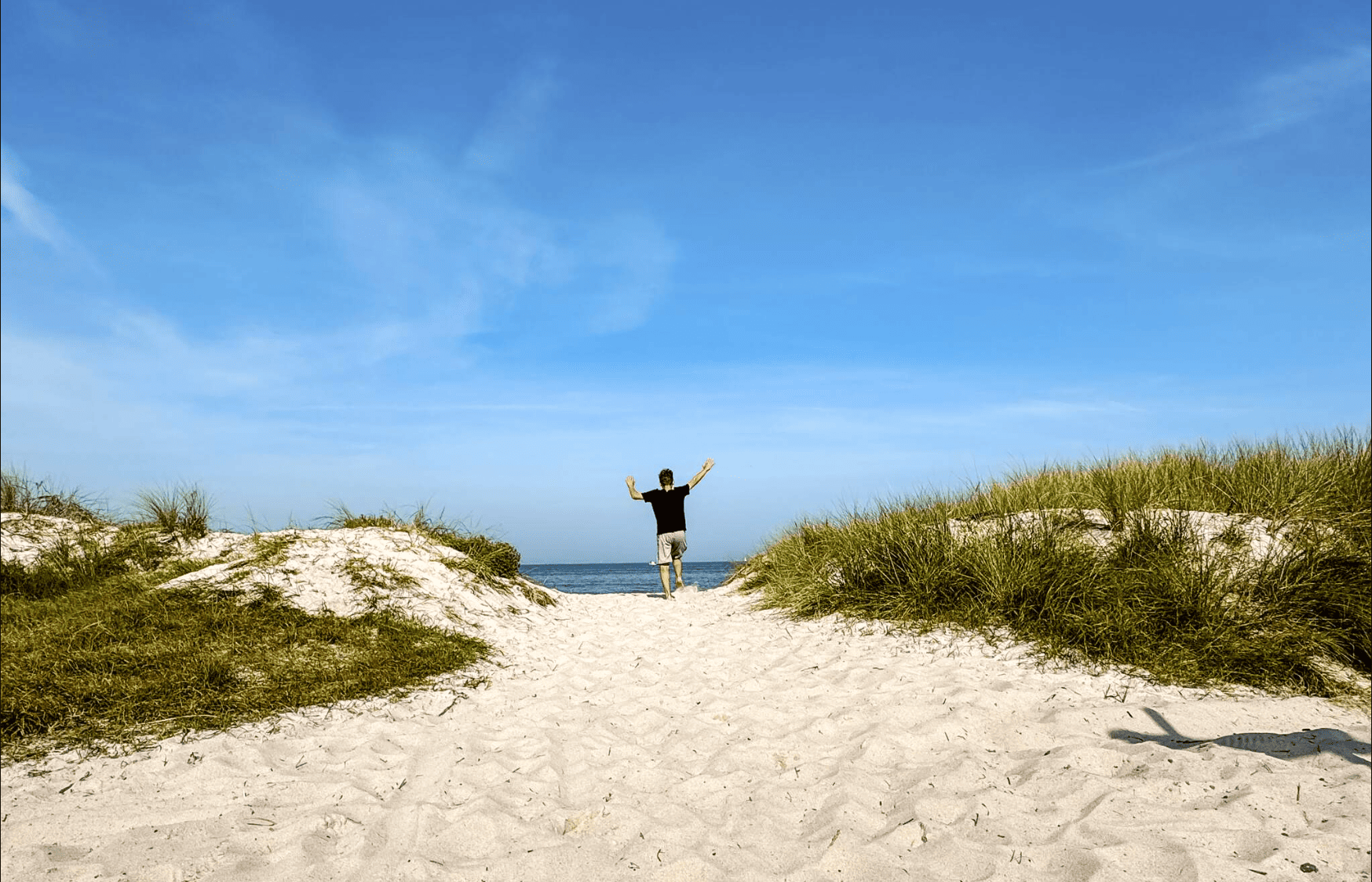 Frau mit Hund am Strand