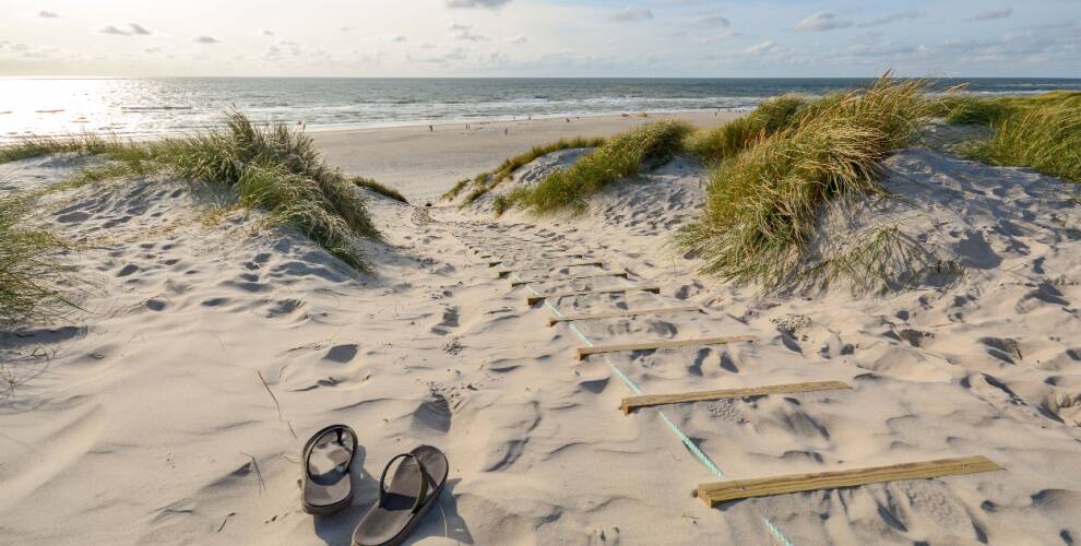 Blick auf die Landschaft mit Strand und Sanddünen in der Nähe von Henne Strand, Jütland Dänemark